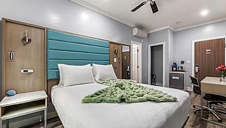 Club Room, Revive 1 Queen Room Nonsmoking