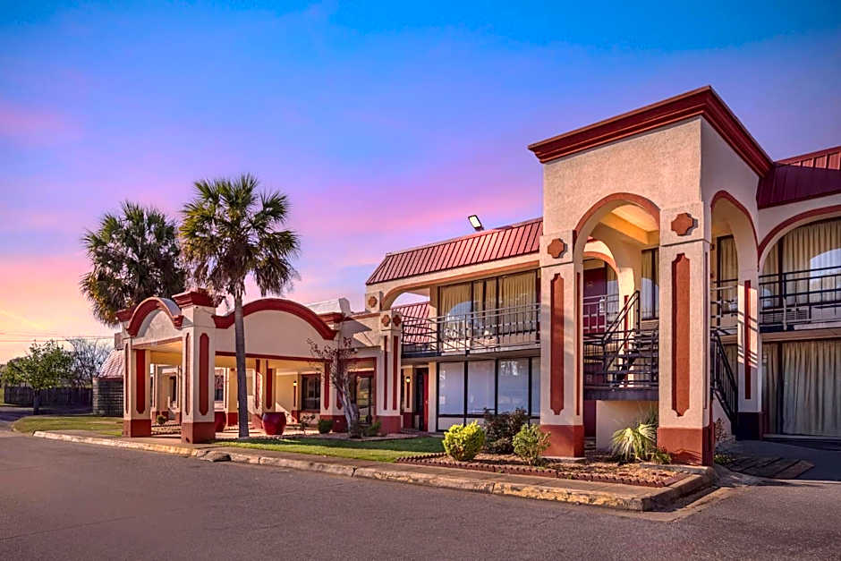 HomeTowne Studios by Red Roof Montgomery - Midtown
