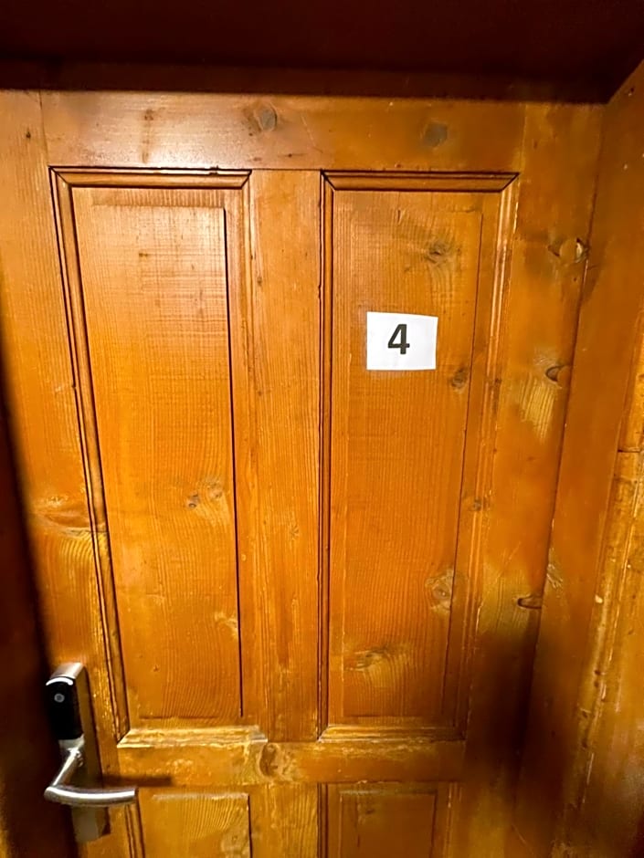 Berg - Hütte beim H O T E L Bahnhof Ausserberg