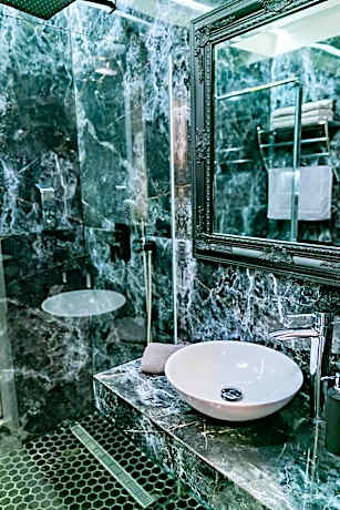 Apartment with Garden View