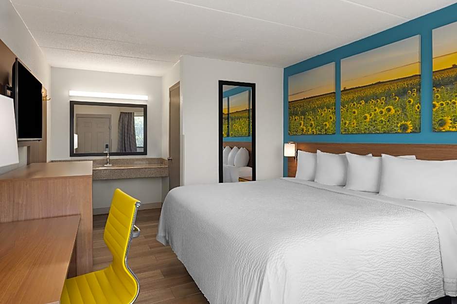 Days Inn & Suites by Wyndham Indianapolis Airport East