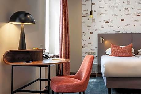 Large Premium Queen Room with Spa Bath - Non-Smoking