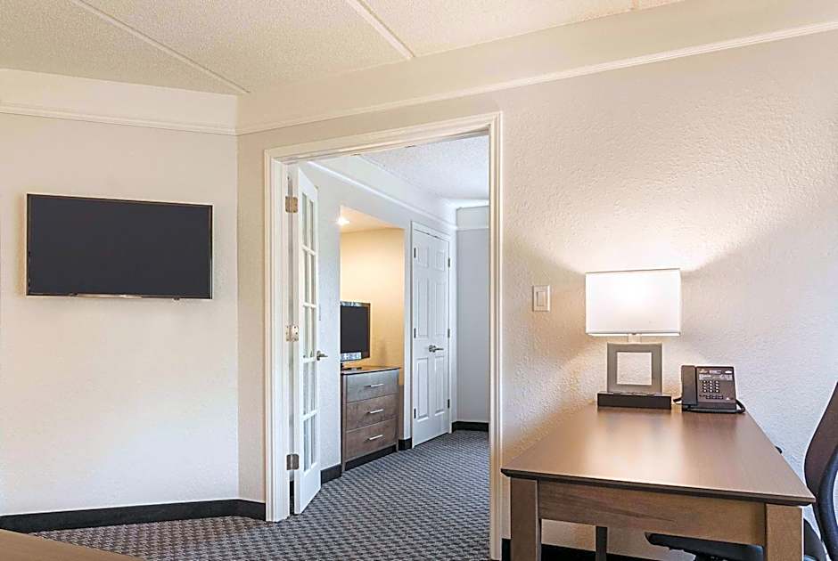 La Quinta Inn & Suites by Wyndham Atlanta Perimeter Medical Center