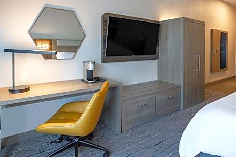 King Room with Hearing Accessible Roll In Shower - Non-Smoking