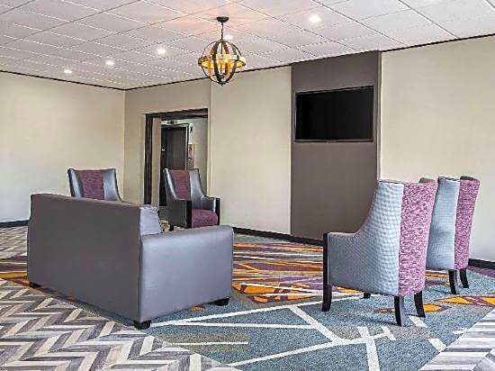 Clarion Inn & Suites Near Downtown