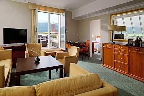 executive suite, executive lounge access, 1 bedroom executive suite, 1 king, river view, balcony