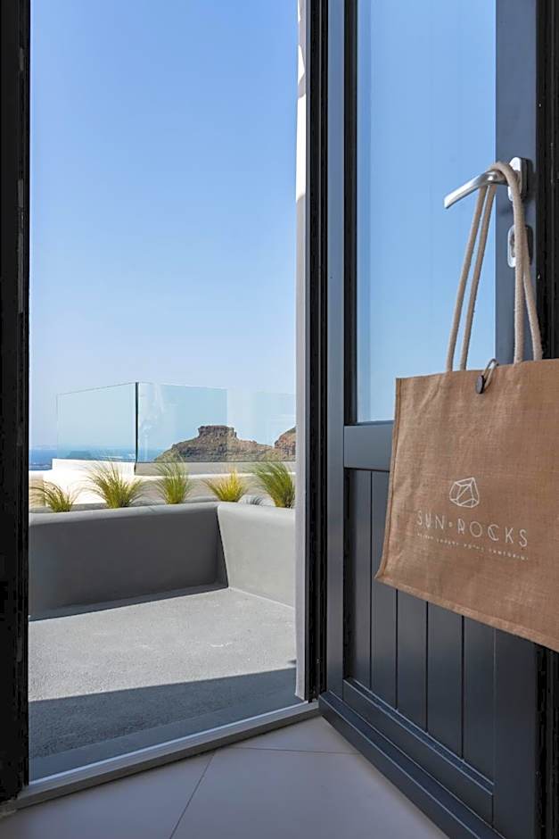 Sun Rocks Boutique Hotel - Caldera View Suites & Sunset Dining Experience