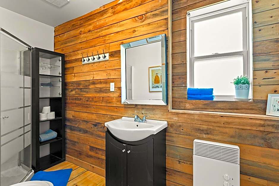 Rustic Waterfront Chalet Panoramic View and Spa