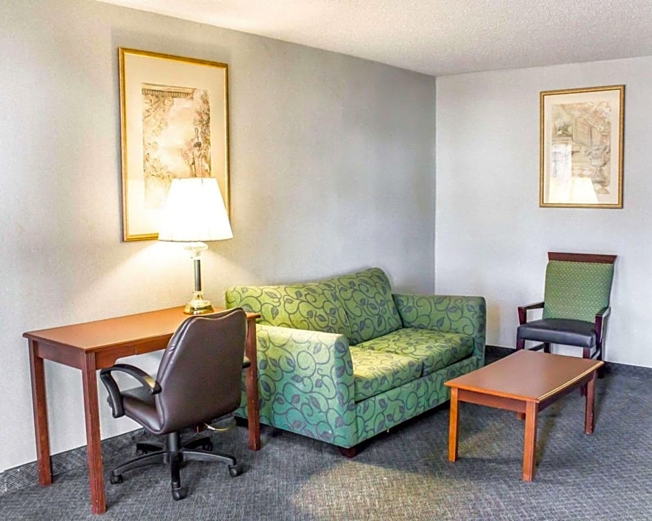 Econo Lodge & Suites