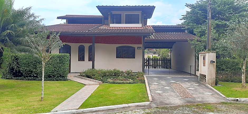 Caso em condomínio com lago, serra, campo e mar