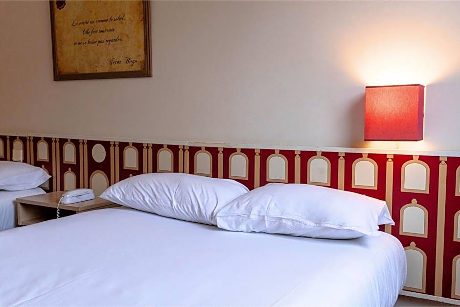 Hotel Ours Blanc - Place Victor Hugo
