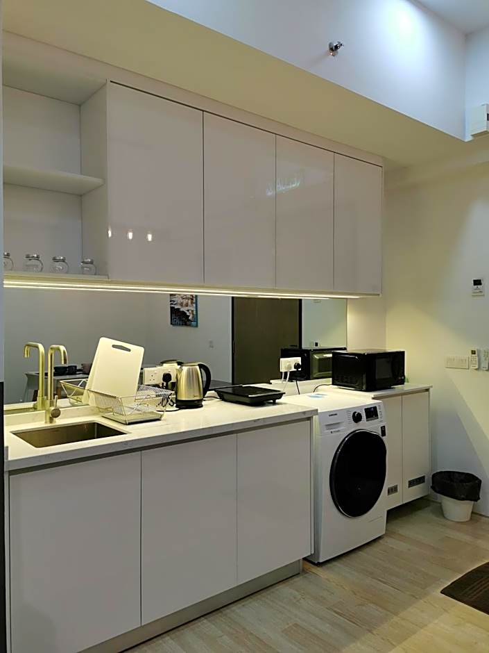 REVO at AURORA PLACE, Pavilion 2, 5 Minutes To AXIATA ARENA BUKIT JALIL FREE WIFI by De Harlequins Guesthouse