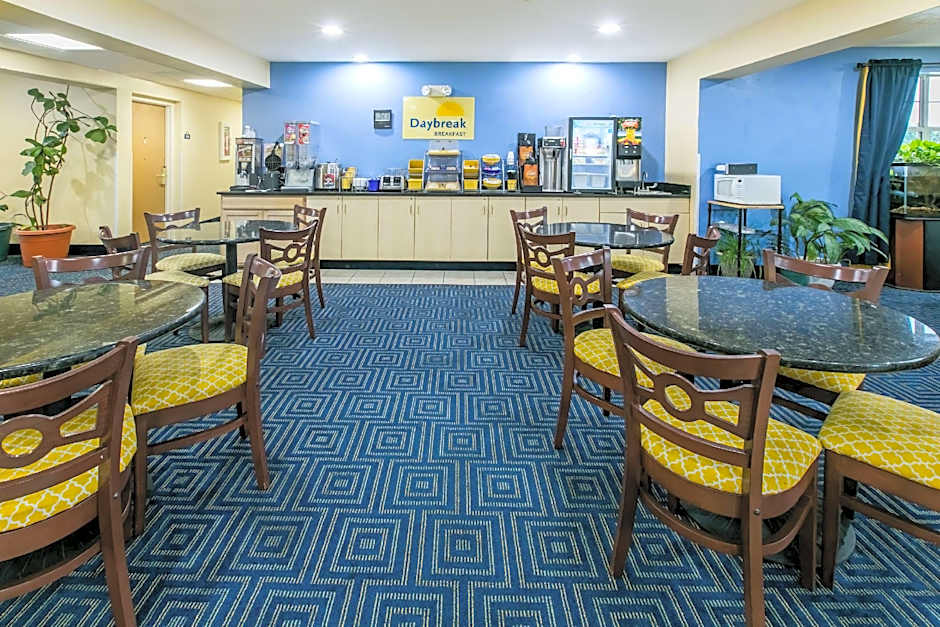 Days Inn & Suites by Wyndham Pryor
