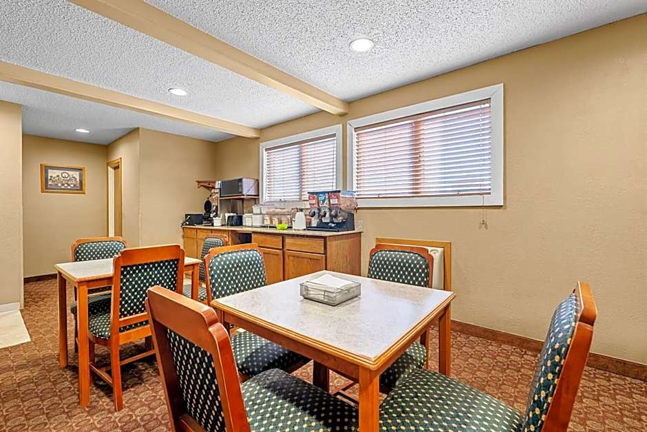 Super 8 by Wyndham Blue Earth