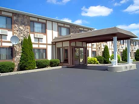 Sky Lodge Inn & Suites - Delavan
