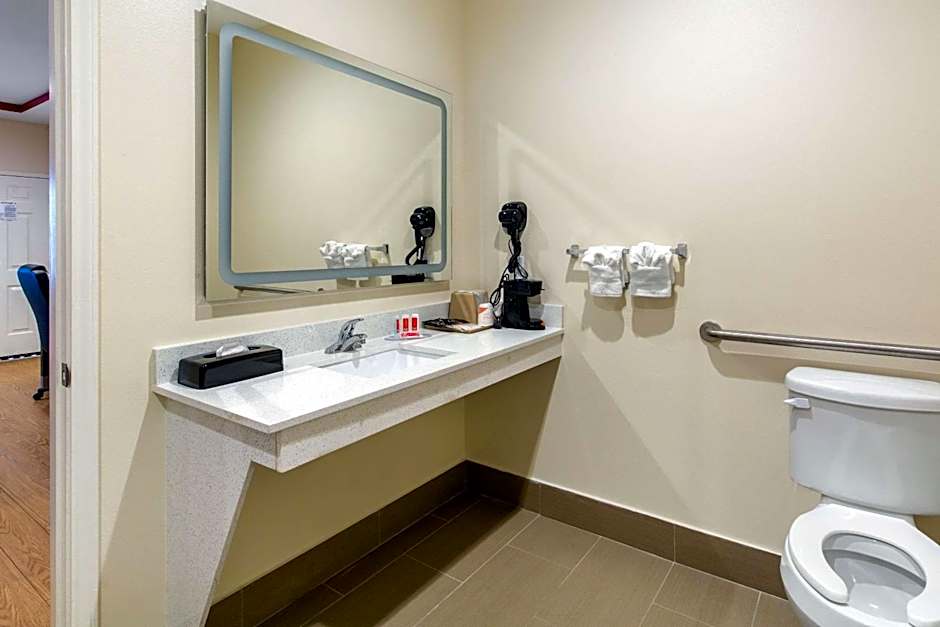 Econo Lodge Inn & Suites