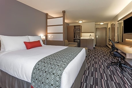 Business Suite with Two Queen Beds and Kitchenette - Bathtub - Non-Smoking