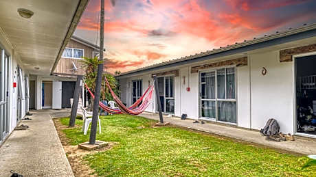 Beachcomber Lodge & Backpacker