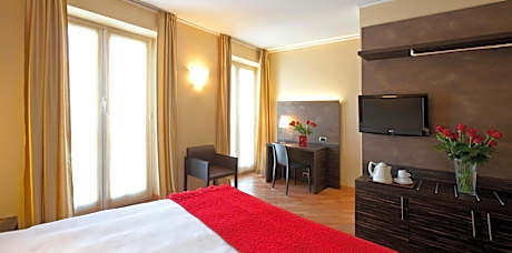 1 King Bed Non-Smoking Superior Room City View Safe Wi-Fi Kettle