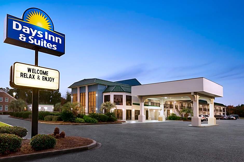 Days Inn & Suites by Wyndham Savannah Midtown