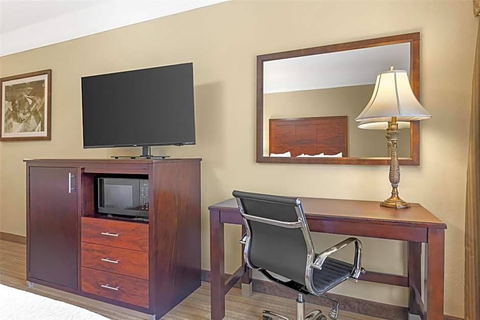 Best Western Plus Monica Royale Inn & Suites