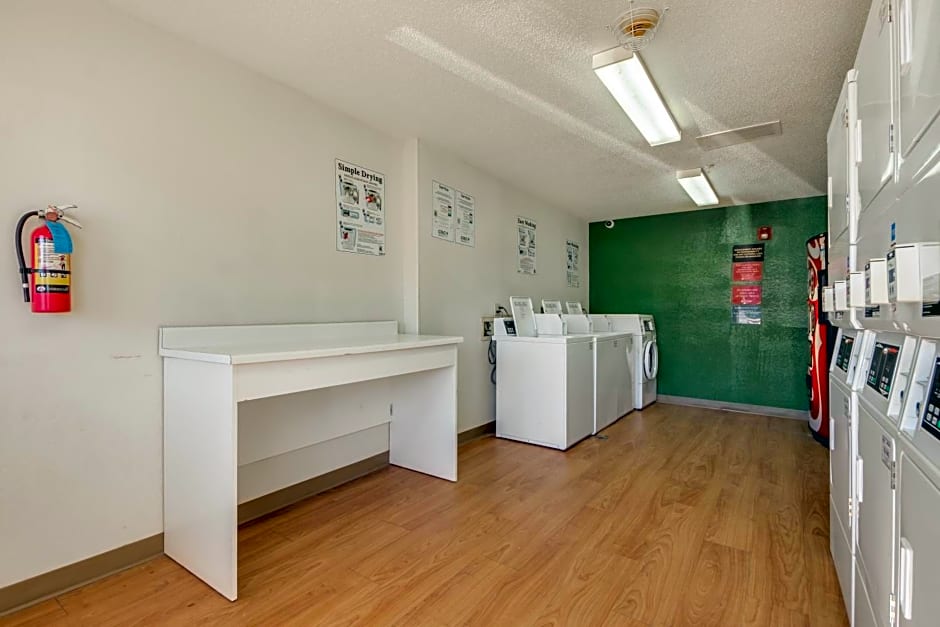 HomeTowne Studios by Red Roof Dallas - Mesquite