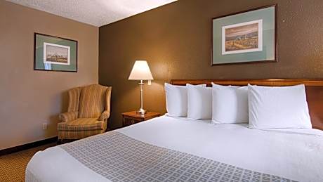 1 Queen Bed Non-Smoking Wi-Fi Microwave And Refrigerator Coffee Maker Continental Breakfast