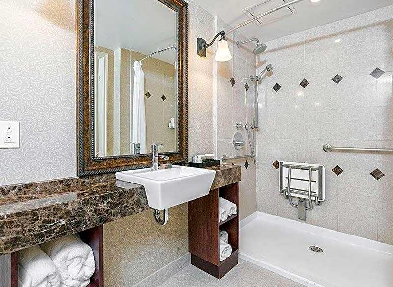 Foto 1 di 2 di 1 King Bed Suite, Accessible