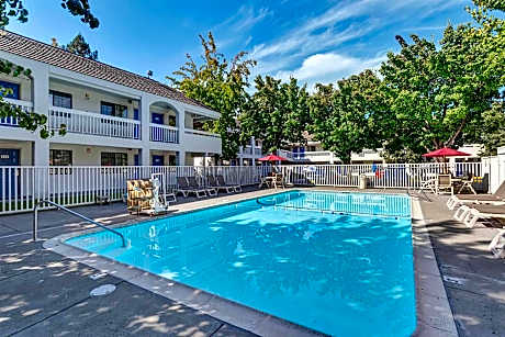 Super 8 by Wyndham Santa Rosa North