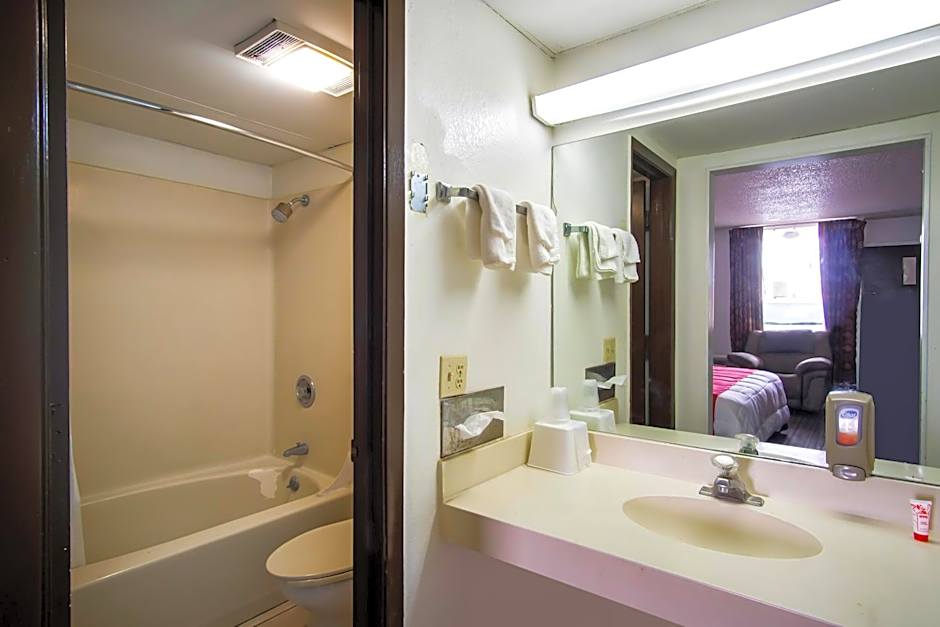 OYO Hotel Hutchinson KS West 4th Ave