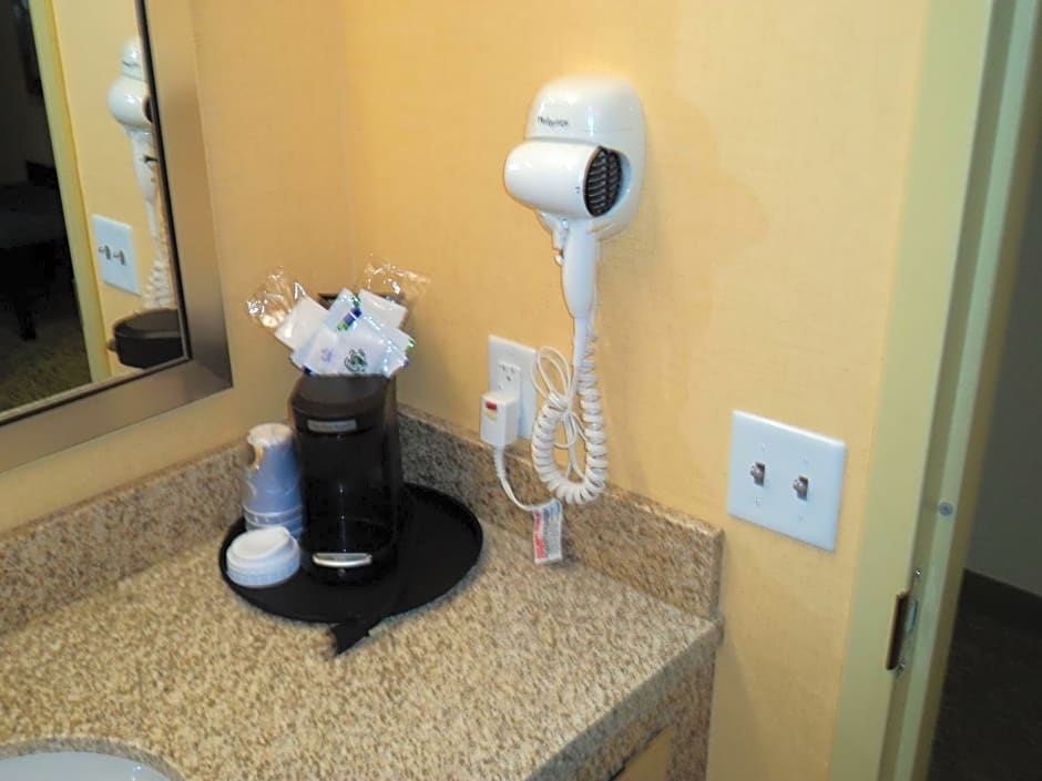 Holiday Inn Express and Suites Dickson City By IHG