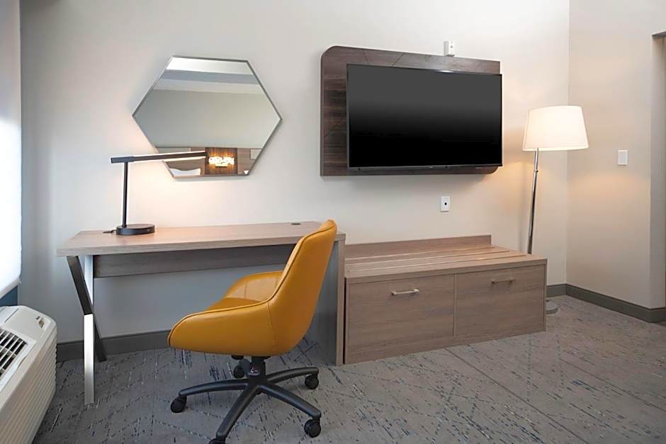 Holiday Inn Express & Suites Indianapolis - East by IHG