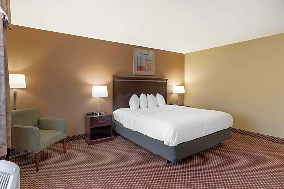 Quality Inn & Suites Bloomington University Area