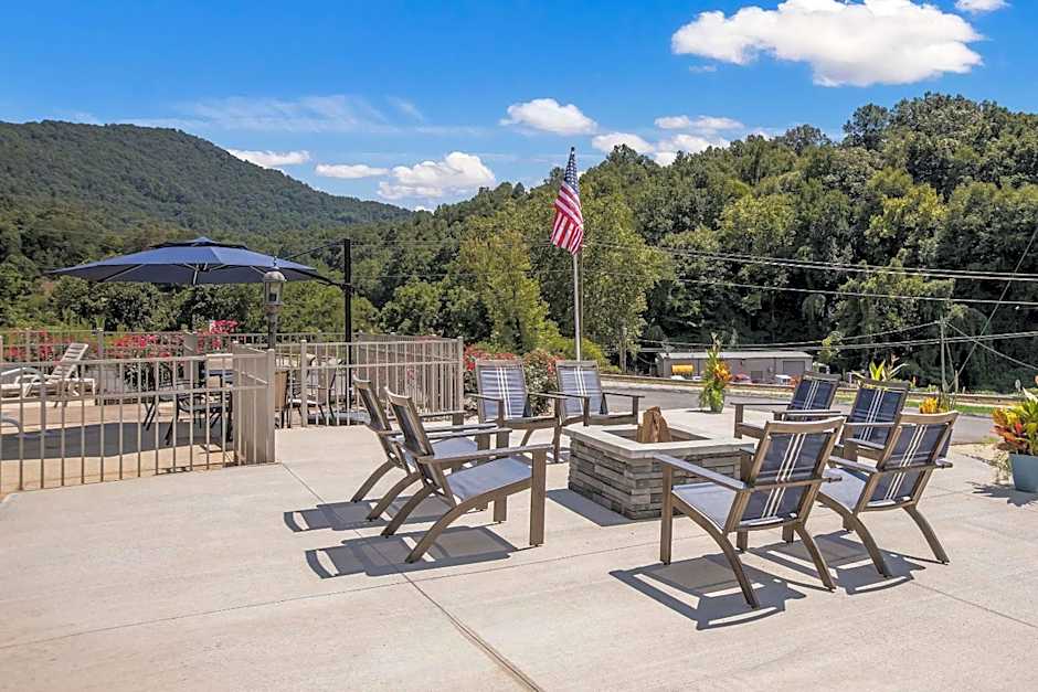 Clarion Pointe Sylva near Cherokee Area