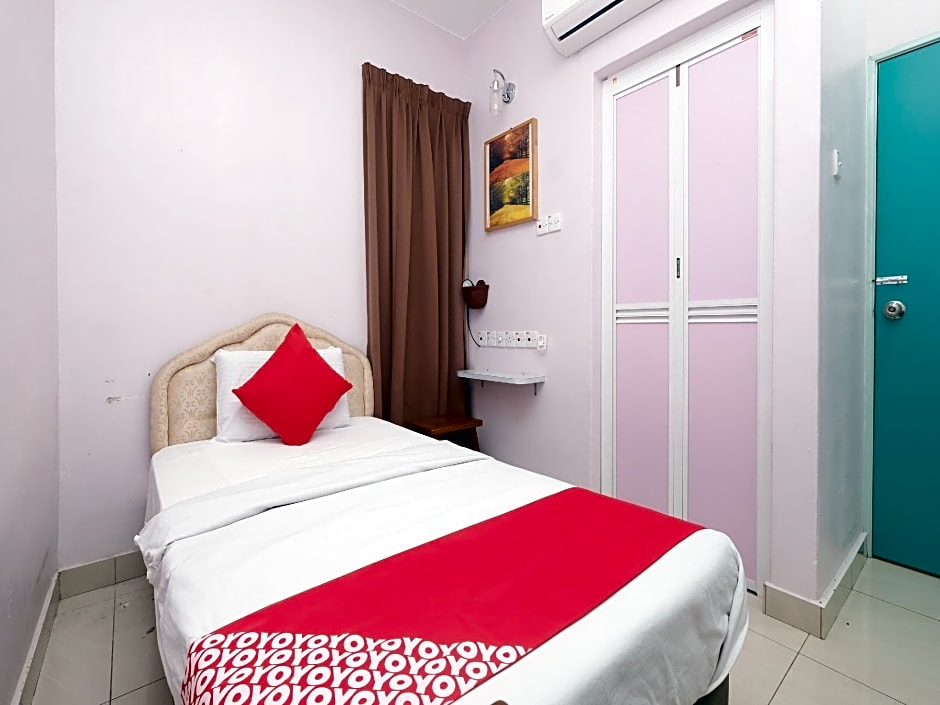 OYO 89877 Sun Triang Hotel