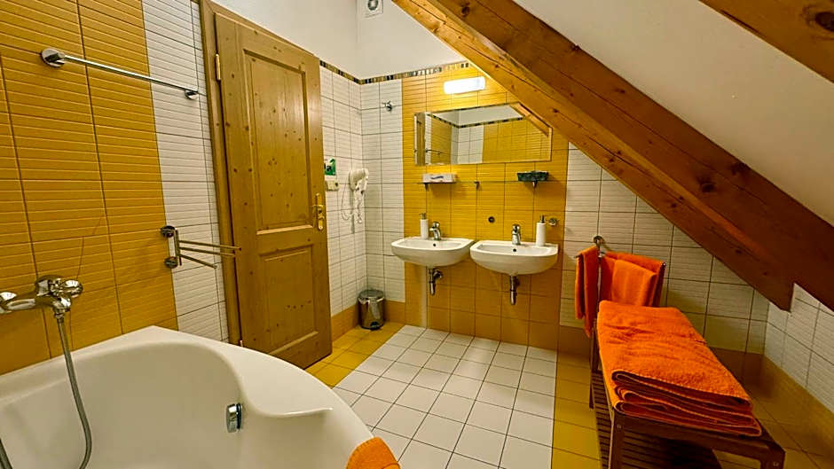 Hotelový a jezdecký areál Dvůr Krutěnice