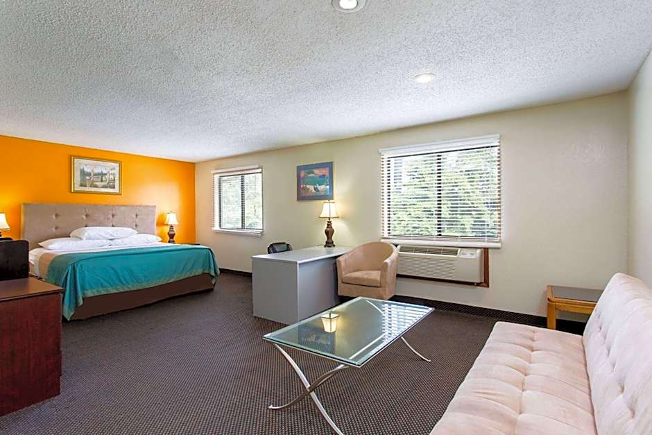 Super 8 by Wyndham Greensboro/Coliseum/Conv.