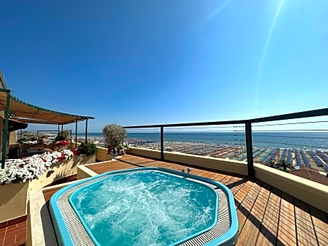 Piccadilly Penthouse with Jacuzzi