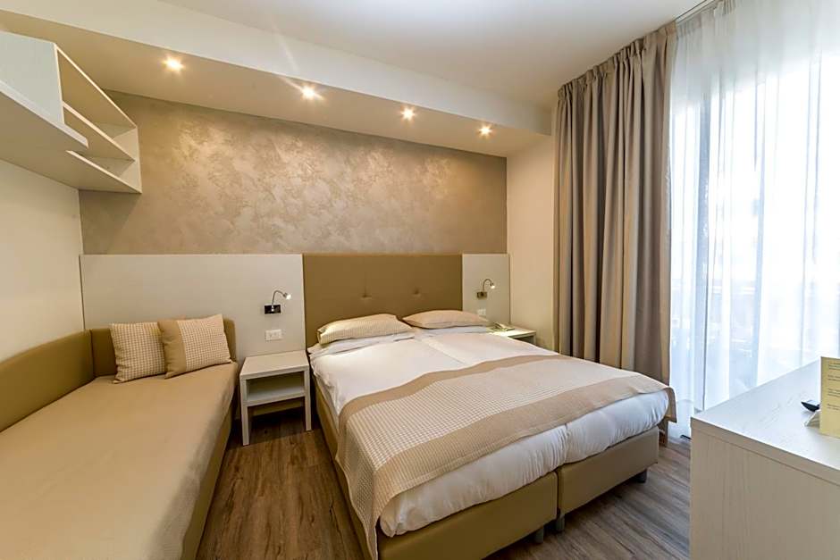 Photo 1 of 5 of Luxury Triple Room