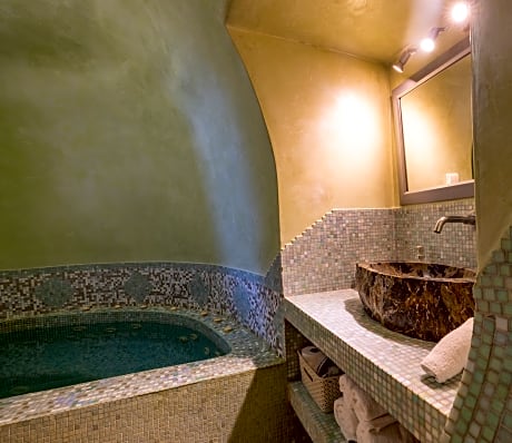 Siren | Outdoor Jacuzzi Suite