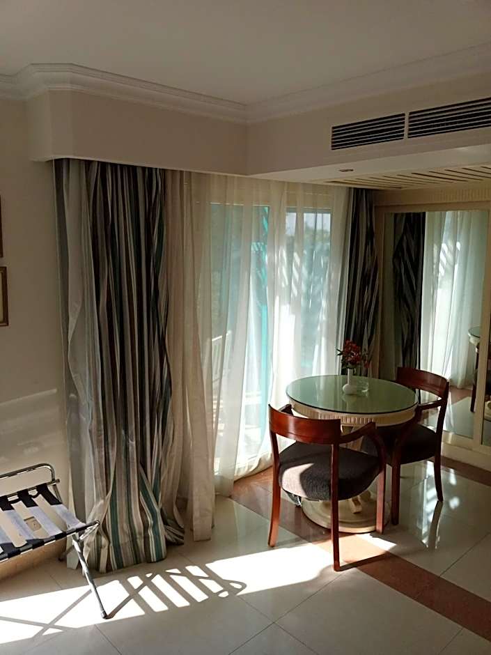 Cairo Pyramids Hotel