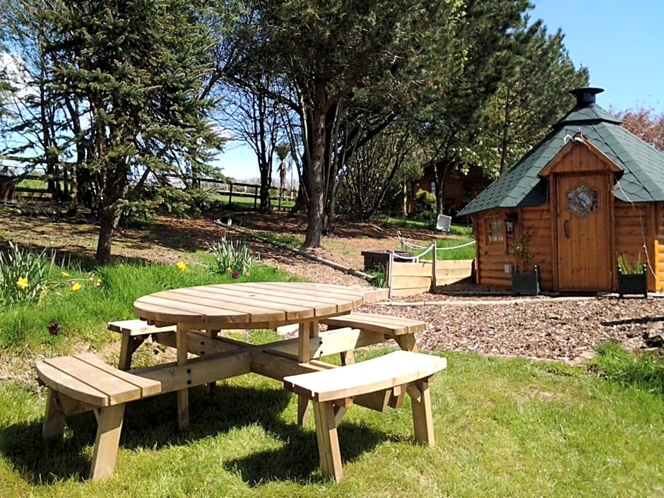 Tudor Lodge with pool & BBQ cabin