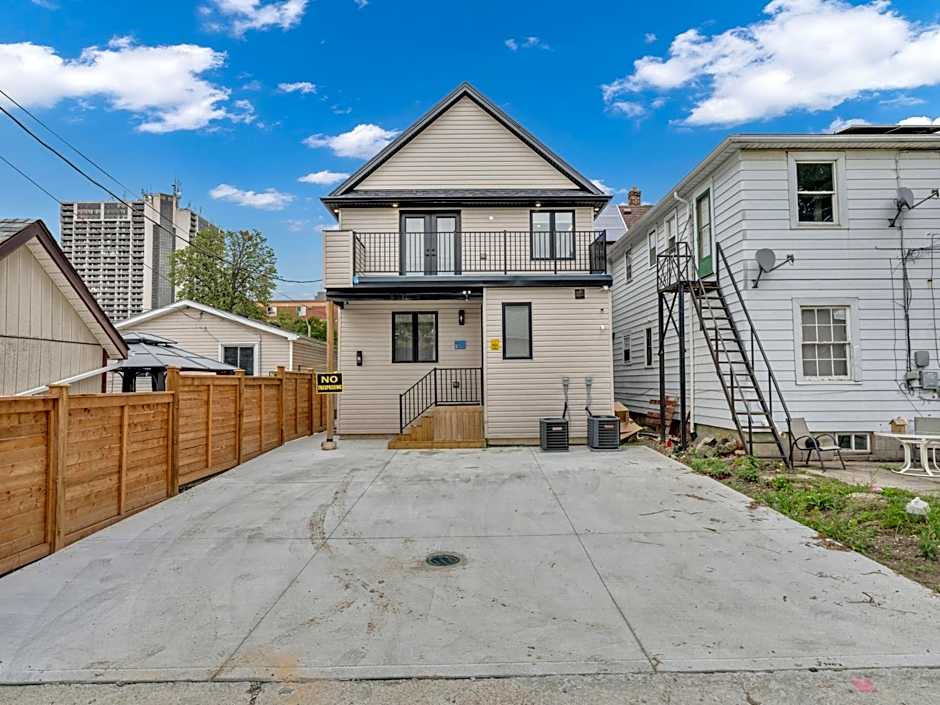 Stylish 2-Bedroom Apartment In Downtown Windsor