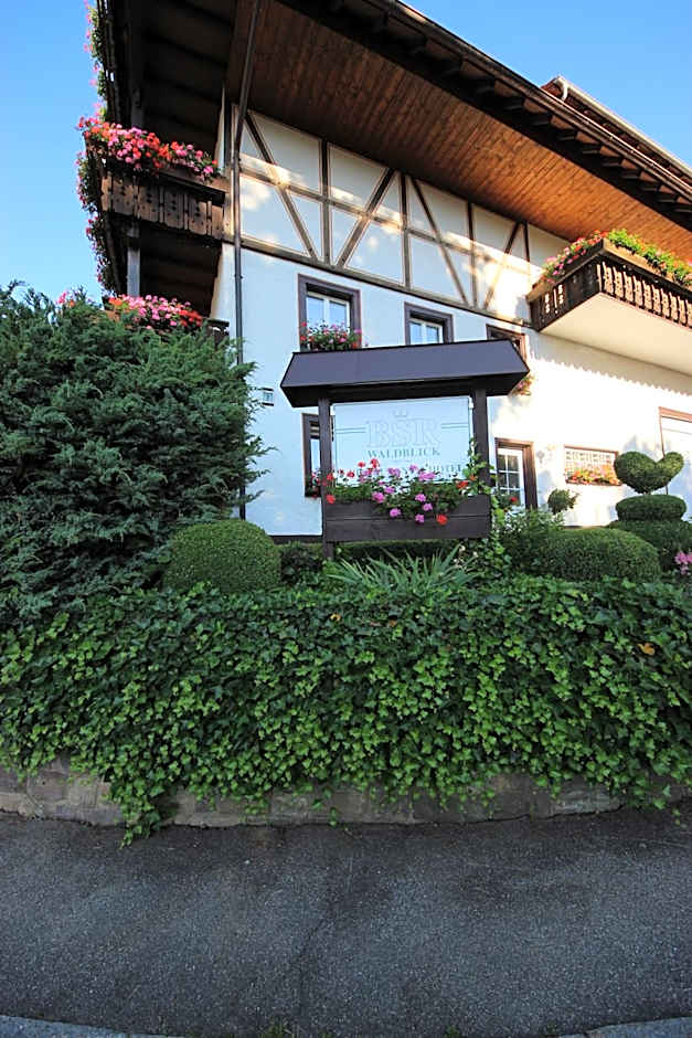 Hotel Waldblick BSR Garten mit Pavillons im Schwarzwald, ideal für Paare, Familien, Hunde
