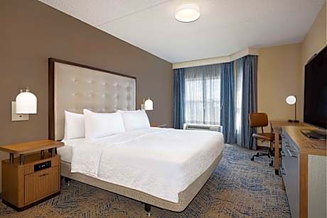 1King Mobility/Hearing Access Tub Suite Nsmk