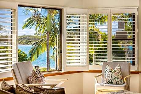 Belle Vue ~ Noosa Riverfront Location & Blue Views