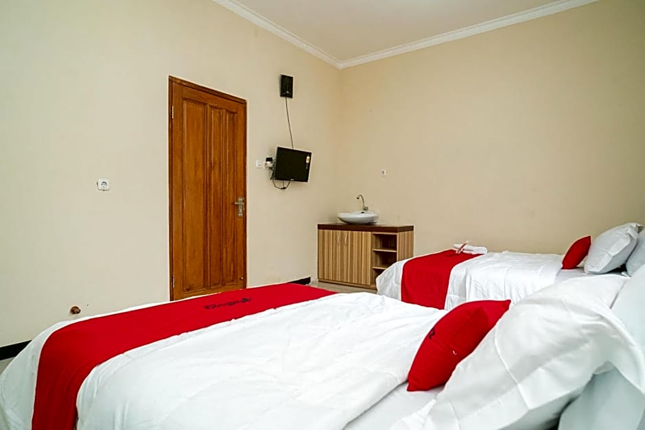 RedDoorz At Villa Akbar 3