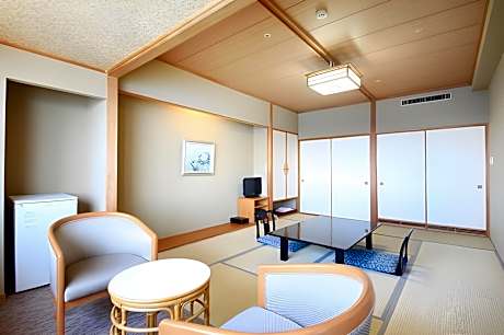 Japanese Style Room with City View - Top Floor