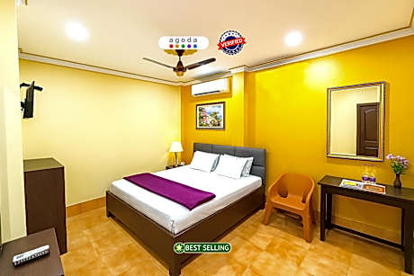 Goroomgo Sahoo Palace Puri - Near Sea Beach