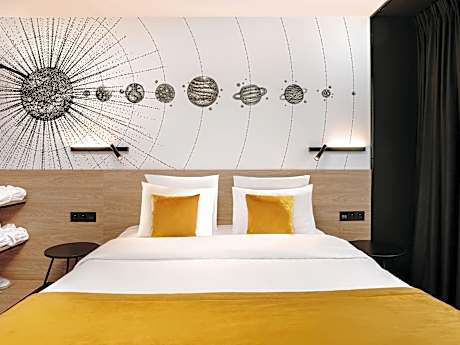 Deluxe suite with large bed